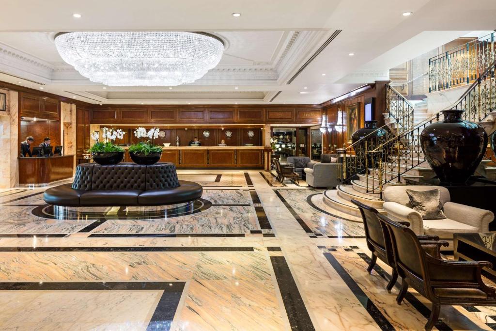 希灵登Radisson Blu Hotel, London Heathrow的大楼内配有沙发和椅子的大厅
