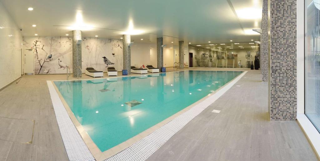 a large swimming pool in a building at Radisson Blu Hotel East Midlands Airport in Castle Donington