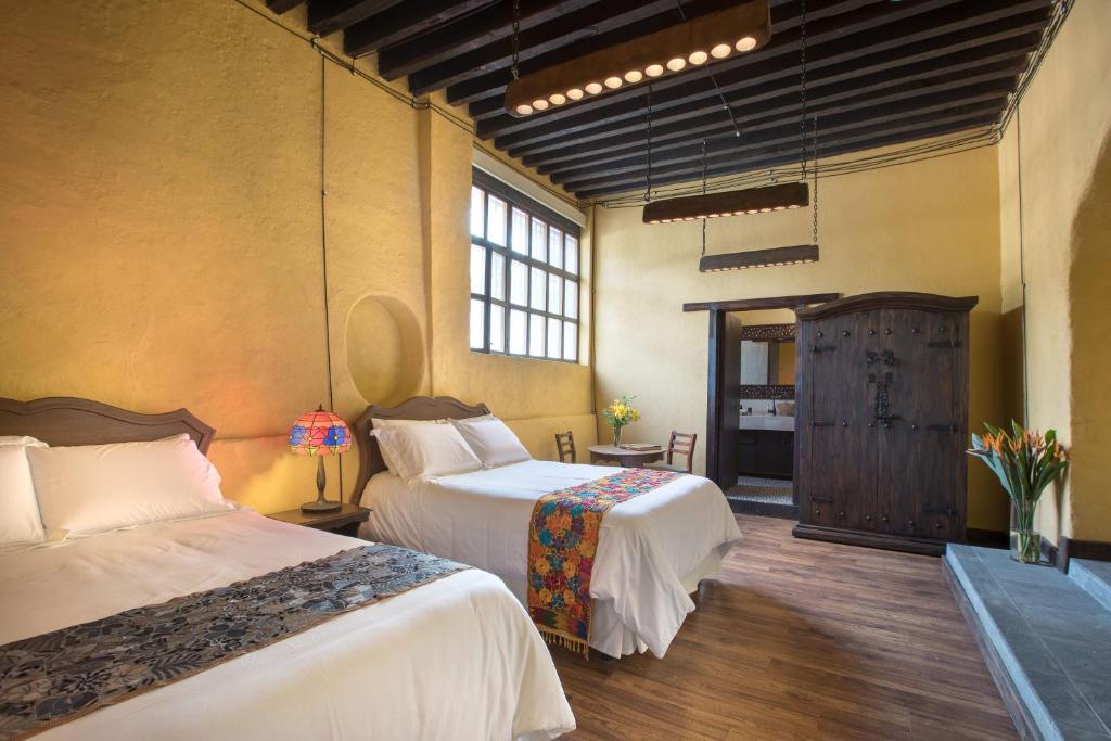 Un pat sau paturi într-o cameră la Hotel Boutique Los Camilos