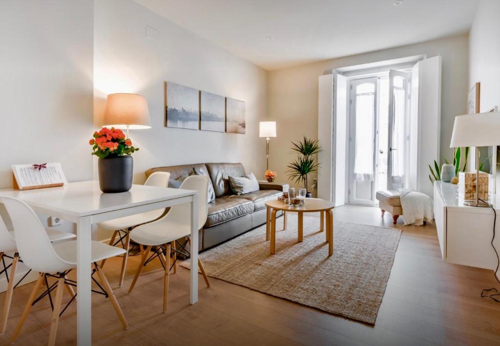 a living room with a couch and a table at Lujo Junto a la Catedral in Cádiz