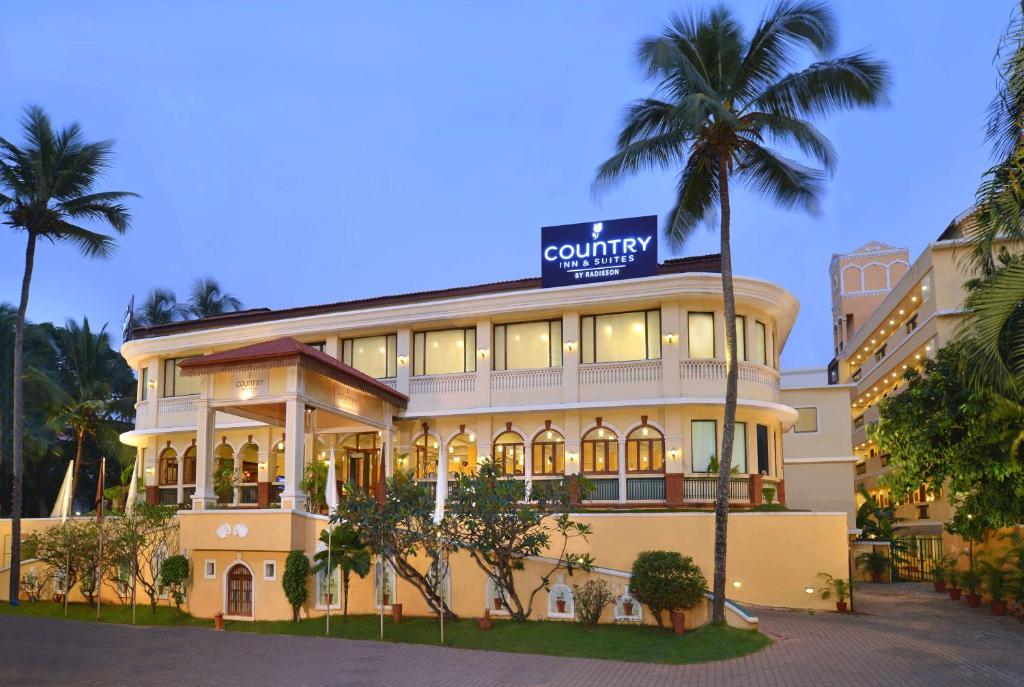 un edificio con un cartel encima en Country Inn & Suites by Radisson, Goa Candolim, en Candolim