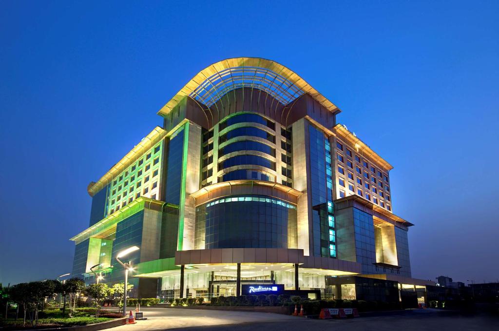 加濟阿巴德的住宿－Radisson Blu Kaushambi Delhi NCR，一座带弧形屋顶的大型建筑