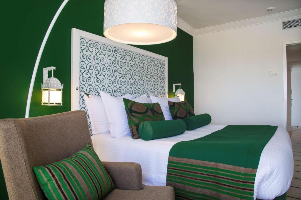 Postel nebo postele na pokoji v ubytování Radisson Blu Resort & Thalasso Hammamet