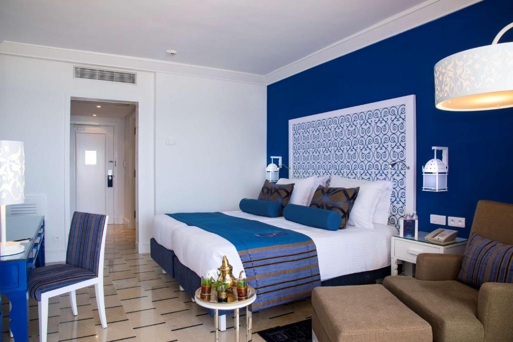 Postel nebo postele na pokoji v ubytování Radisson Blu Resort & Thalasso Hammamet