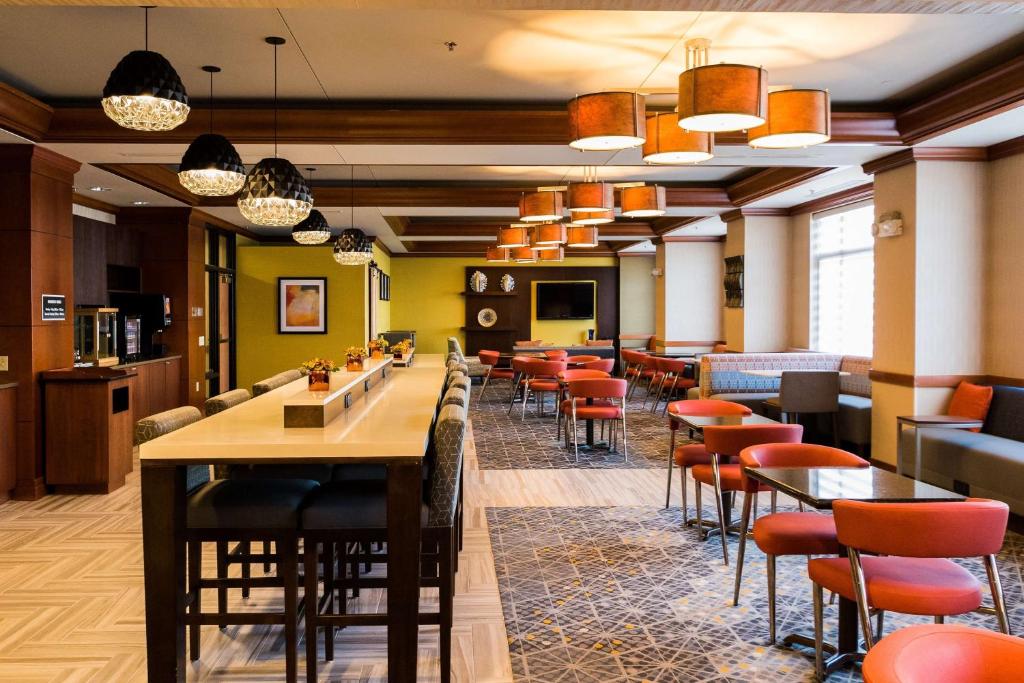 Restoran või mõni muu söögikoht majutusasutuses Wyndham Moline on John Deere Commons