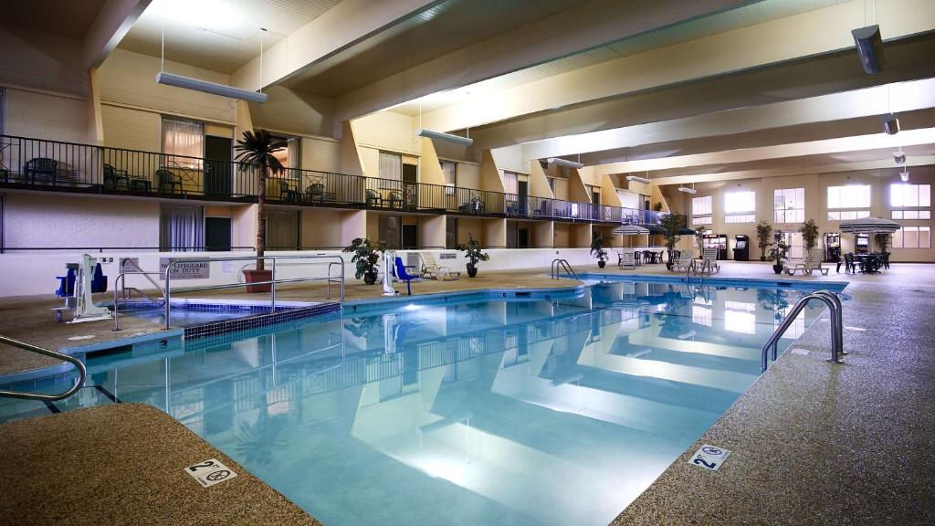 a large swimming pool in a large building at Country Inn & Suites by Radisson, Fergus Falls, MN in Fergus Falls