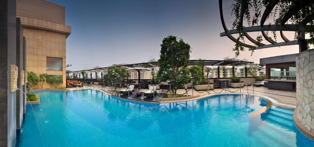 古爾岡的住宿－古爾岡麗亭酒店，大楼里的一个大型蓝色游泳池