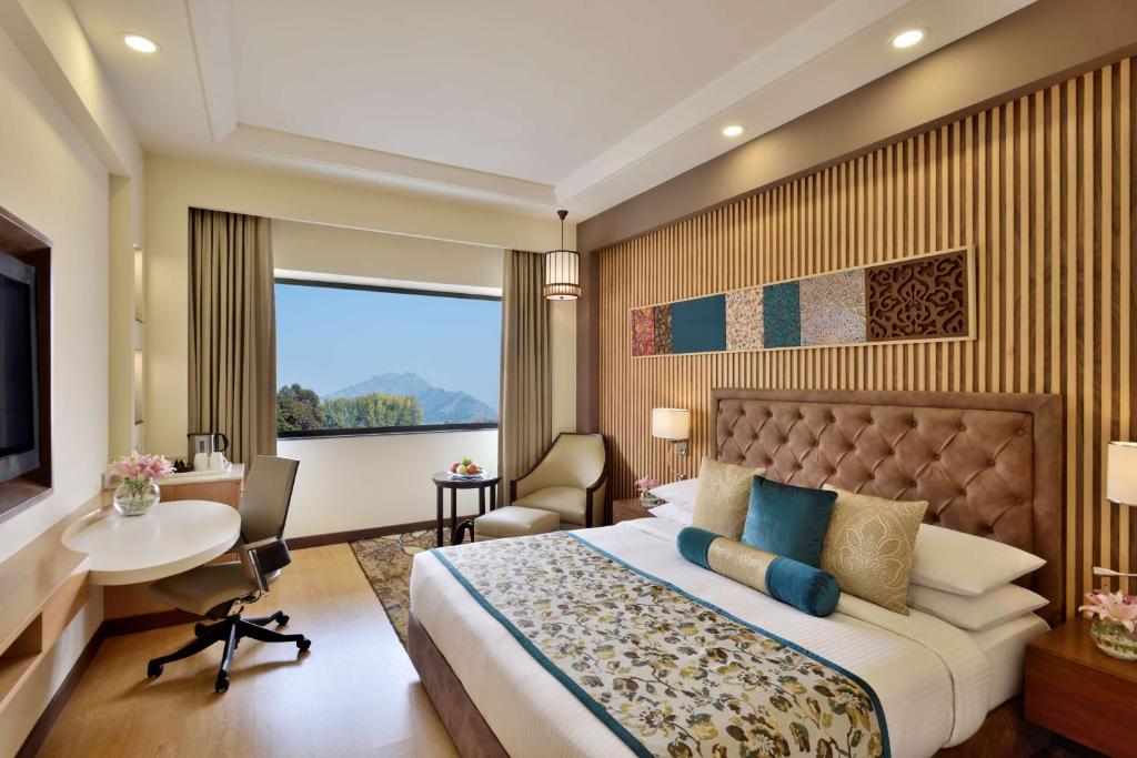 Postel nebo postele na pokoji v ubytování Radisson Srinagar