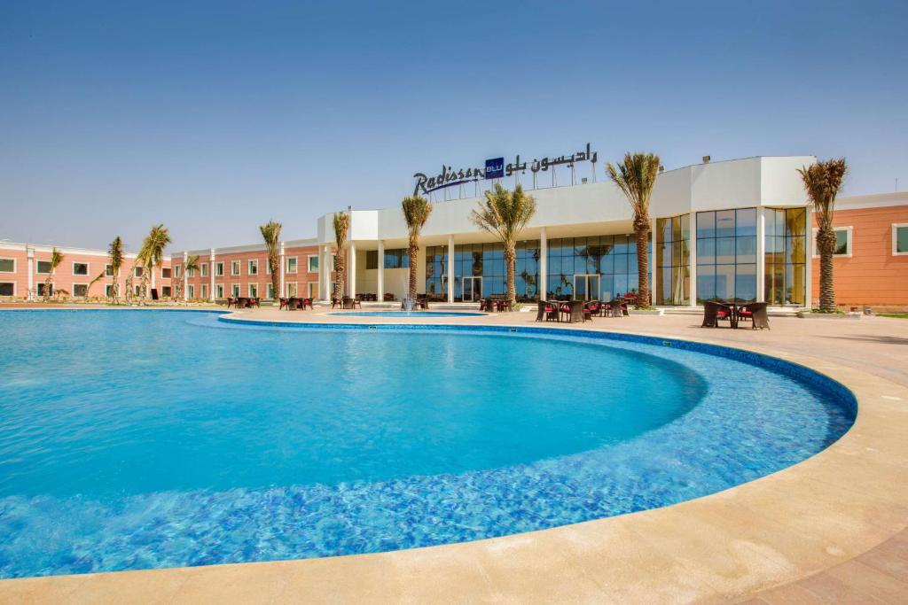 Bazén v ubytování Radisson Blu Resort Jizan nebo v jeho okolí
