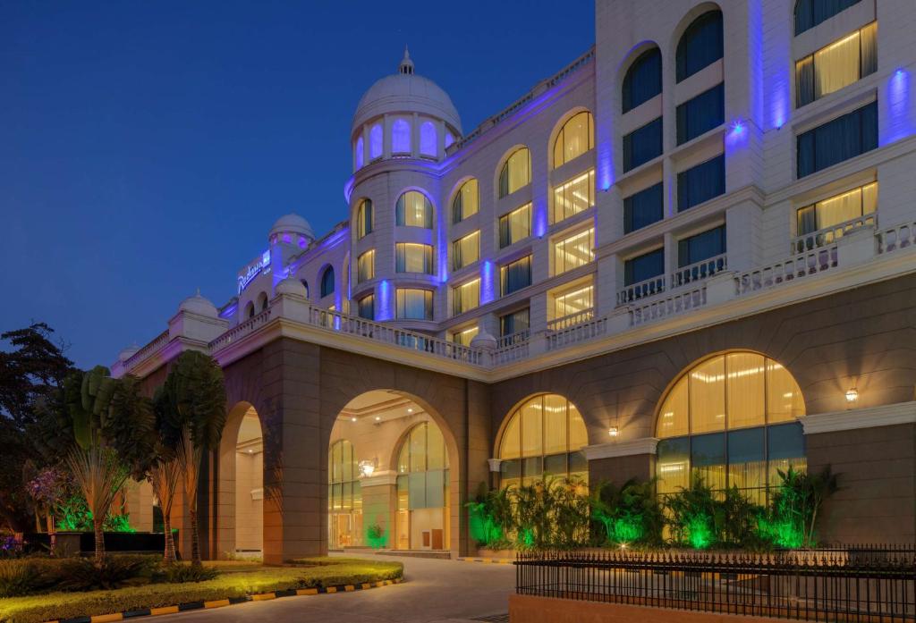 een weergave van de buitenkant van een hotel bij Radisson Blu Plaza Hotel Mysore in Mysore