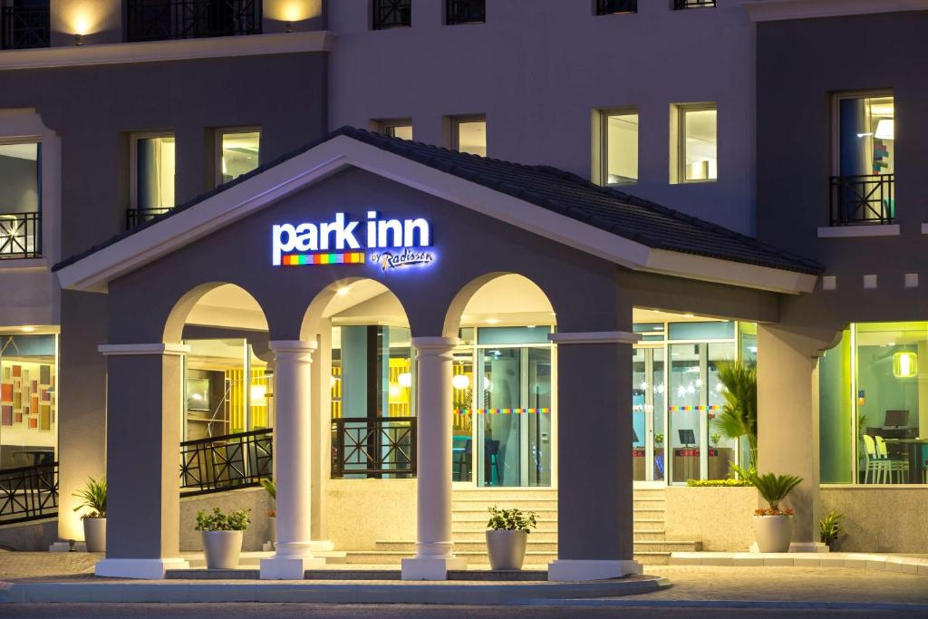 un edificio con un cartel de la posada del parque delante de él en Park Inn by Radisson Dammam, en Dammam