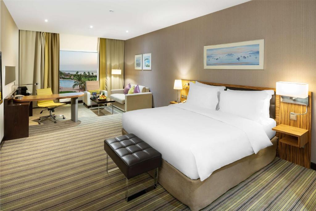 Postel nebo postele na pokoji v ubytování Radisson Blu Resort Jizan