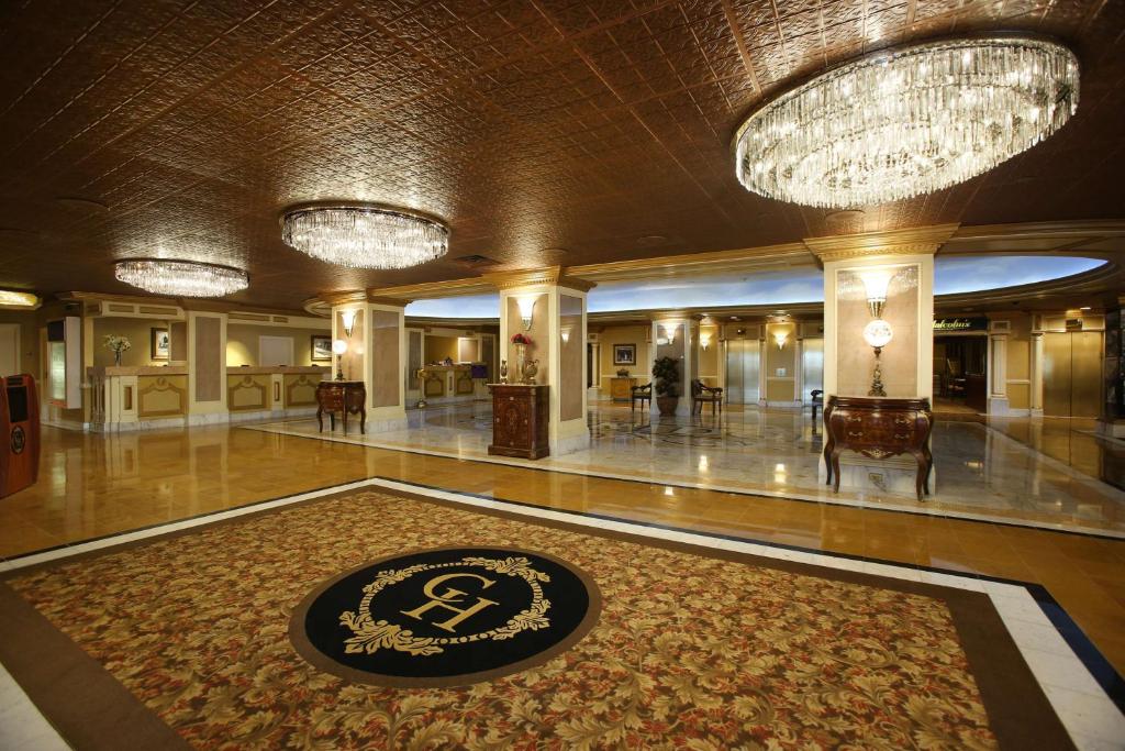 una hall con un grande tappeto al centro di un edificio di The Claridge Hotel ad Atlantic City