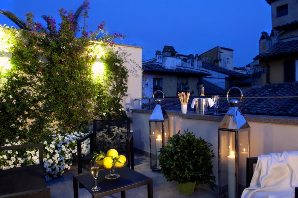 a balcony with lights and a table with fruit on it at Mood44 in Rome