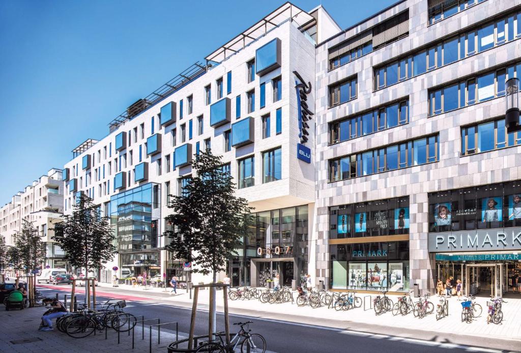 ein großes Gebäude mit Fahrrädern davor in der Unterkunft Radisson Blu Hotel, Mannheim in Mannheim