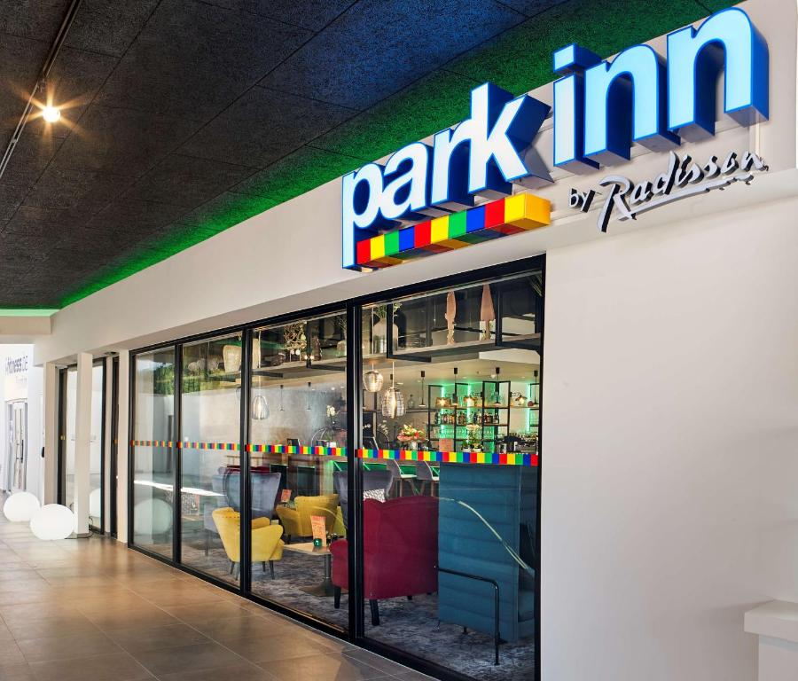 ハッセルトにあるPark Inn By Radisson Hasseltの壁に看板を貼ったパルキニ店