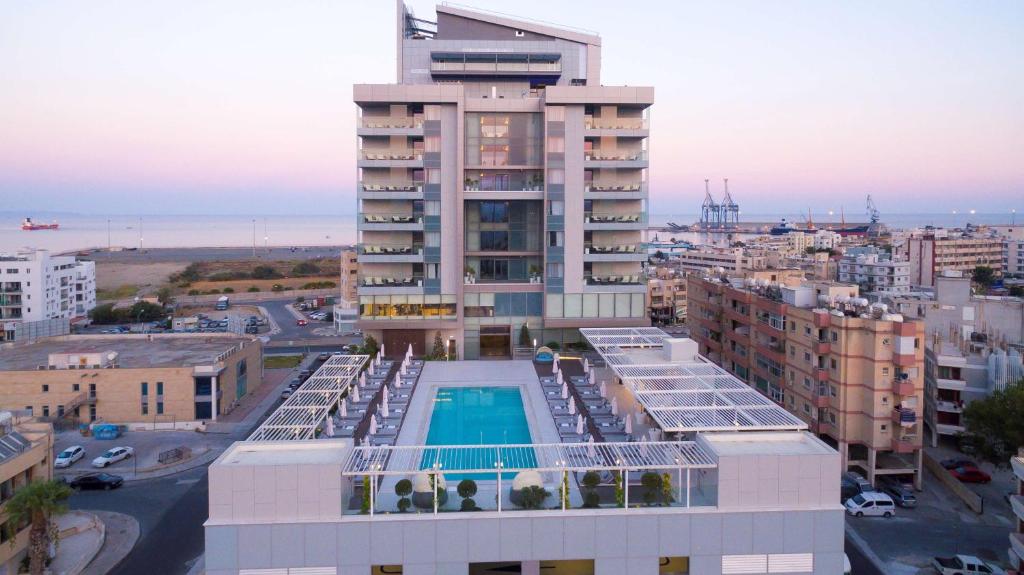 Bazén v ubytování Radisson Blu Hotel, Larnaca nebo v jeho okolí