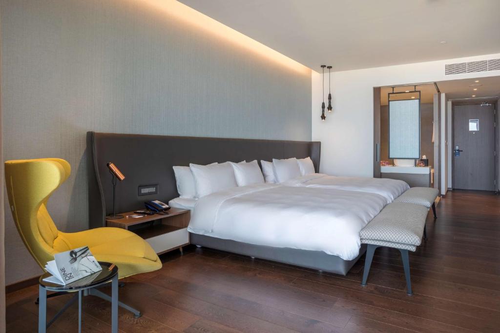 Postel nebo postele na pokoji v ubytování Radisson Blu Hotel, Larnaca