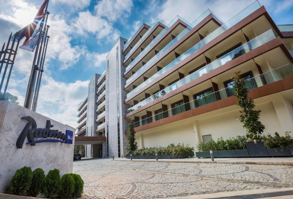 un edificio con una bandera delante de él en Radisson Blu Hotel Trabzon, en Trabzon