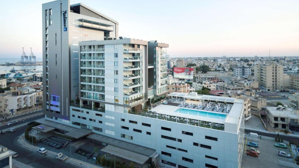 Bazén v ubytování Radisson Blu Hotel, Larnaca nebo v jeho okolí