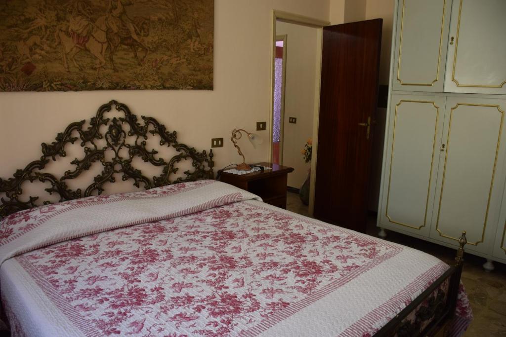 A bed or beds in a room at La Lanterna di Lida e Beppe