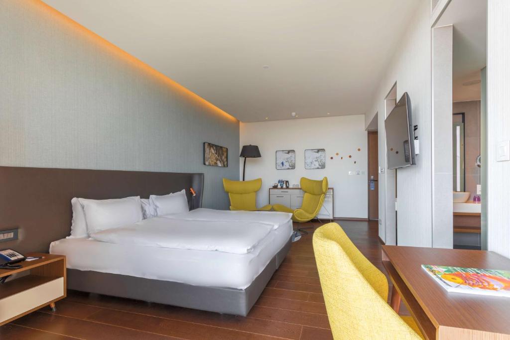 Postel nebo postele na pokoji v ubytování Radisson Blu Hotel, Larnaca
