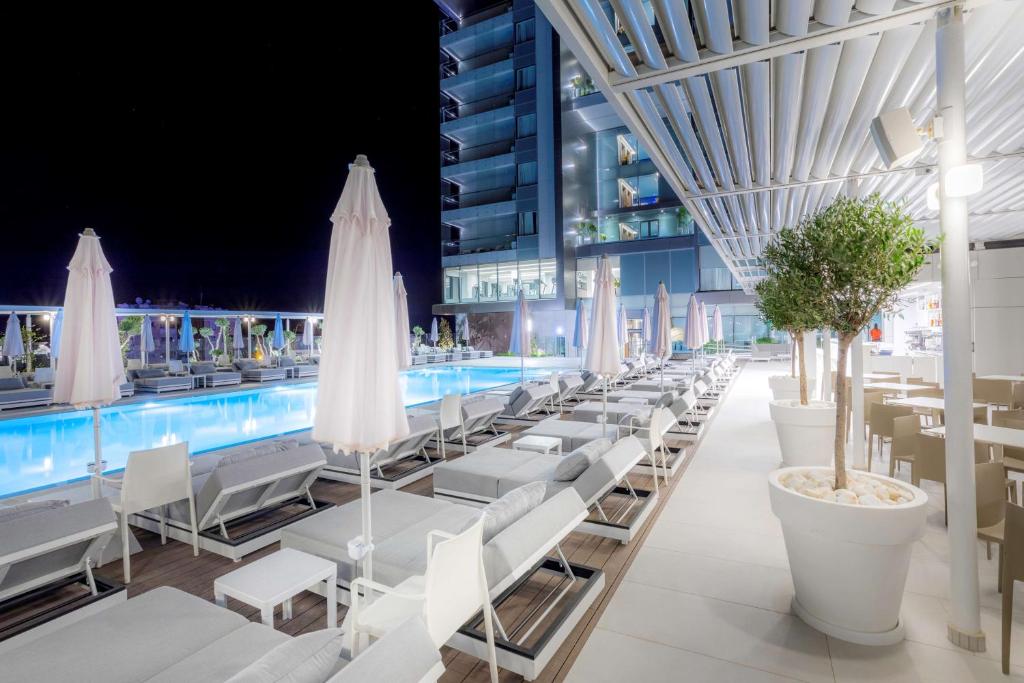 Bazén v ubytování Radisson Blu Hotel, Larnaca nebo v jeho okolí