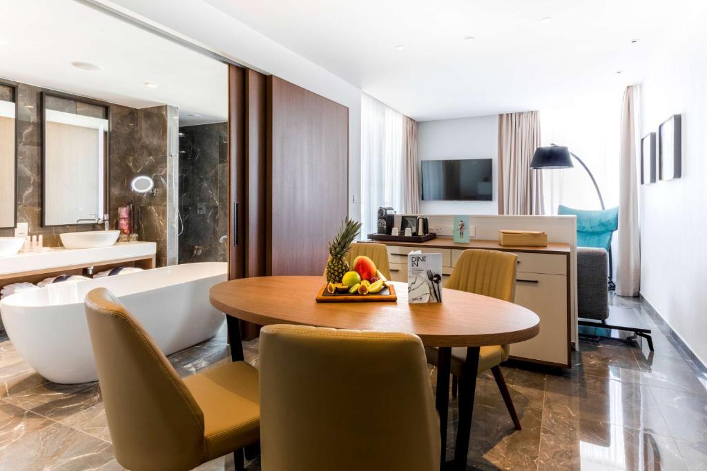 TV a/nebo společenská místnost v ubytování Radisson Blu Hotel, Larnaca