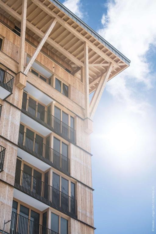 un edificio con balconi sul lato di Radisson Blu Hotel Reussen, Andermatt a Andermatt