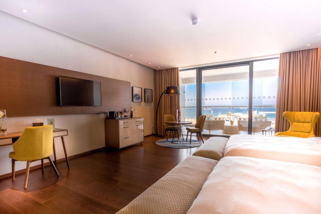Postel nebo postele na pokoji v ubytování Radisson Blu Hotel, Larnaca