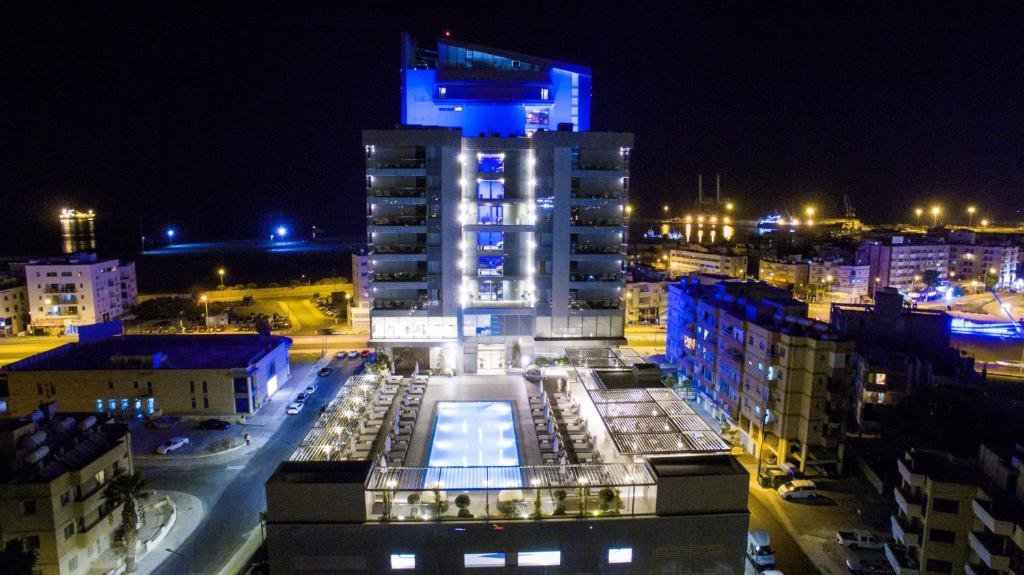 Nespecifikovaný výhled na destinaci Larnaka nebo výhled na město při pohledu z hotelu