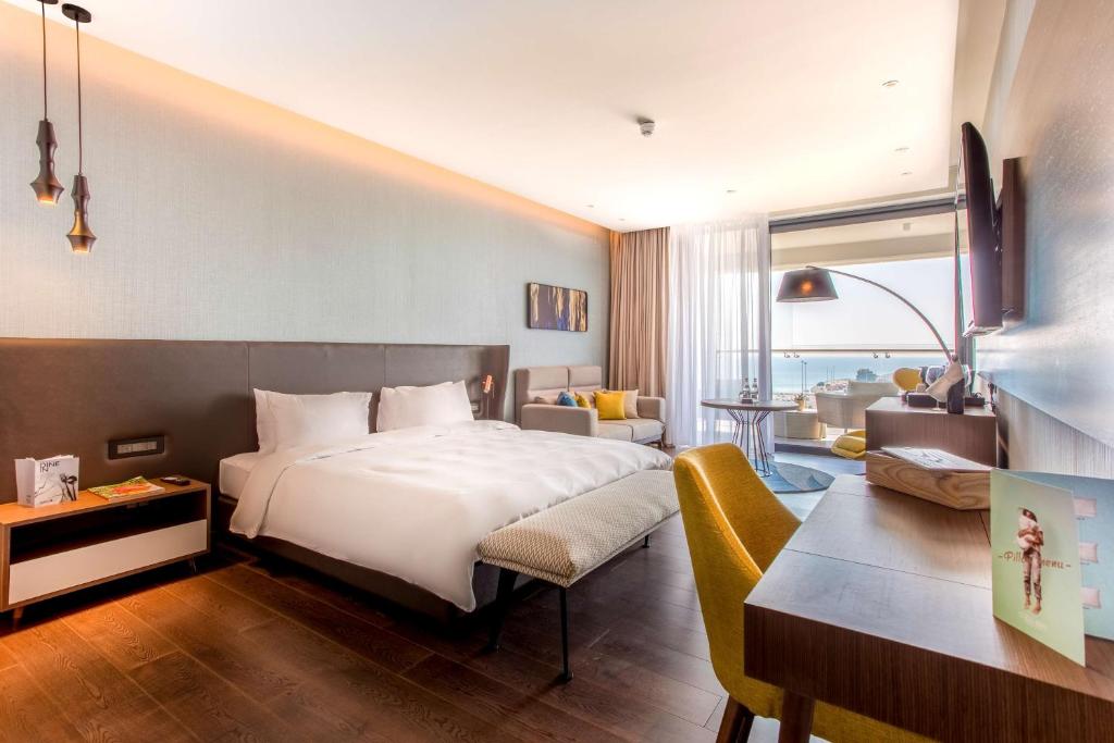 Postel nebo postele na pokoji v ubytování Radisson Blu Hotel, Larnaca