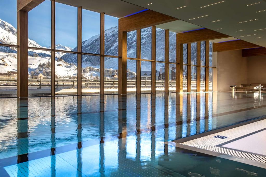 Piscina di Radisson Blu Hotel Reussen, Andermatt o nelle vicinanze