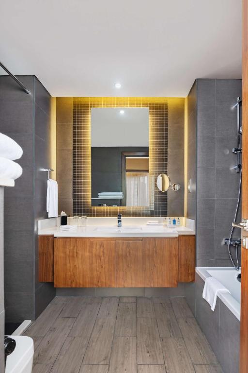 A bathroom at Radisson Blu Hotel, Dubai Canal View