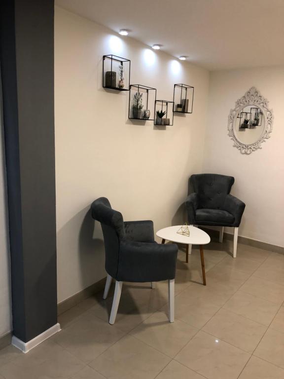 a waiting room with two chairs and a table at Pansion Kipovi in Tuzla