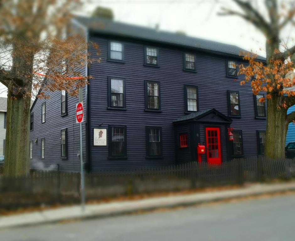 une grande maison bleue avec une porte rouge dans une rue dans l'établissement Daniels House Inn, à Salem