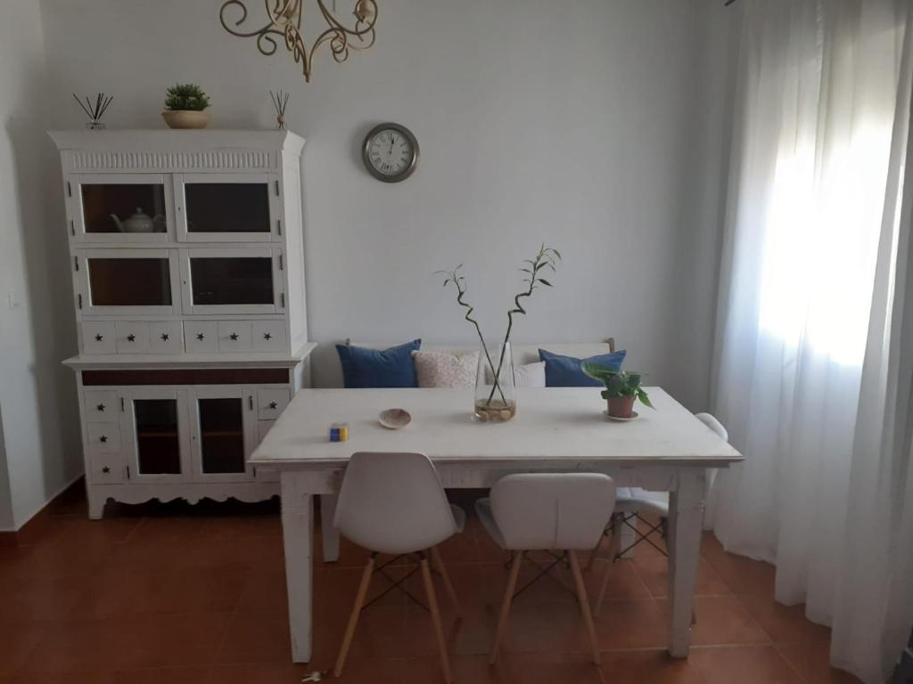 a white table and chairs in a room at Laura y Mauro in Villanueva del Fresno