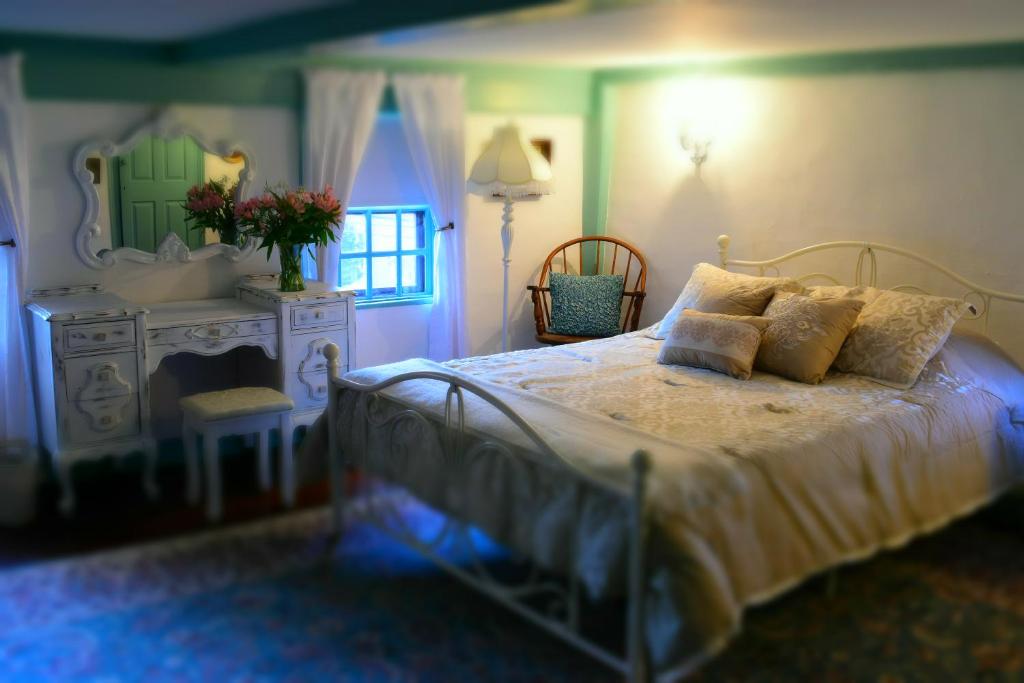 Daniels House Inn - Queen Room With Shared Bathroom