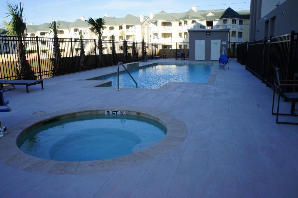La Quinta Inn & Suites by Wyndham Galveston West Seawall photo