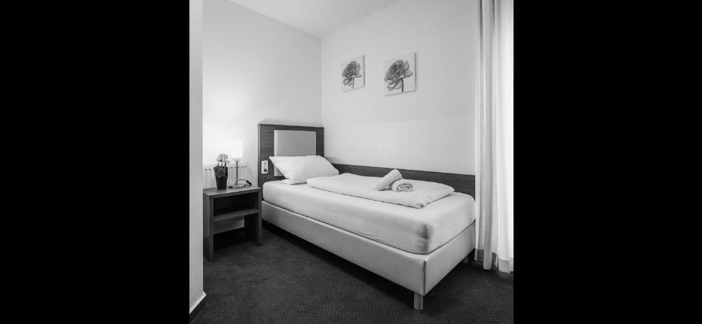 Una foto en blanco y negro de un dormitorio con cama en Hotel Restaurant Jaegerhof, en Kerpen