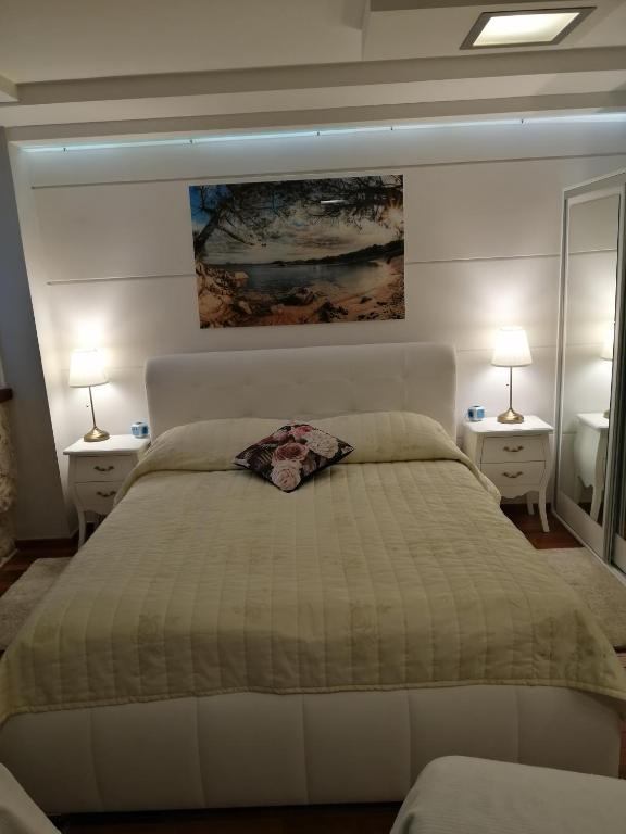 Łóżko lub łóżka w pokoju w obiekcie V&M Luxury Studio