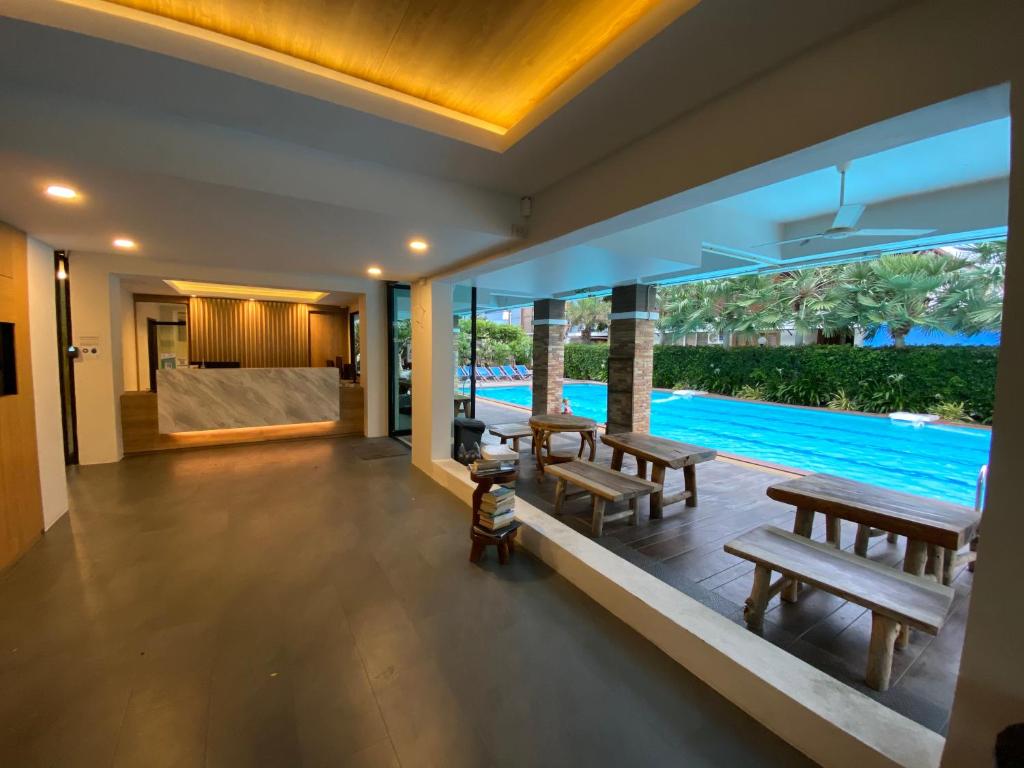 Bazén v ubytování Huahin Terminal nebo v jeho okolí