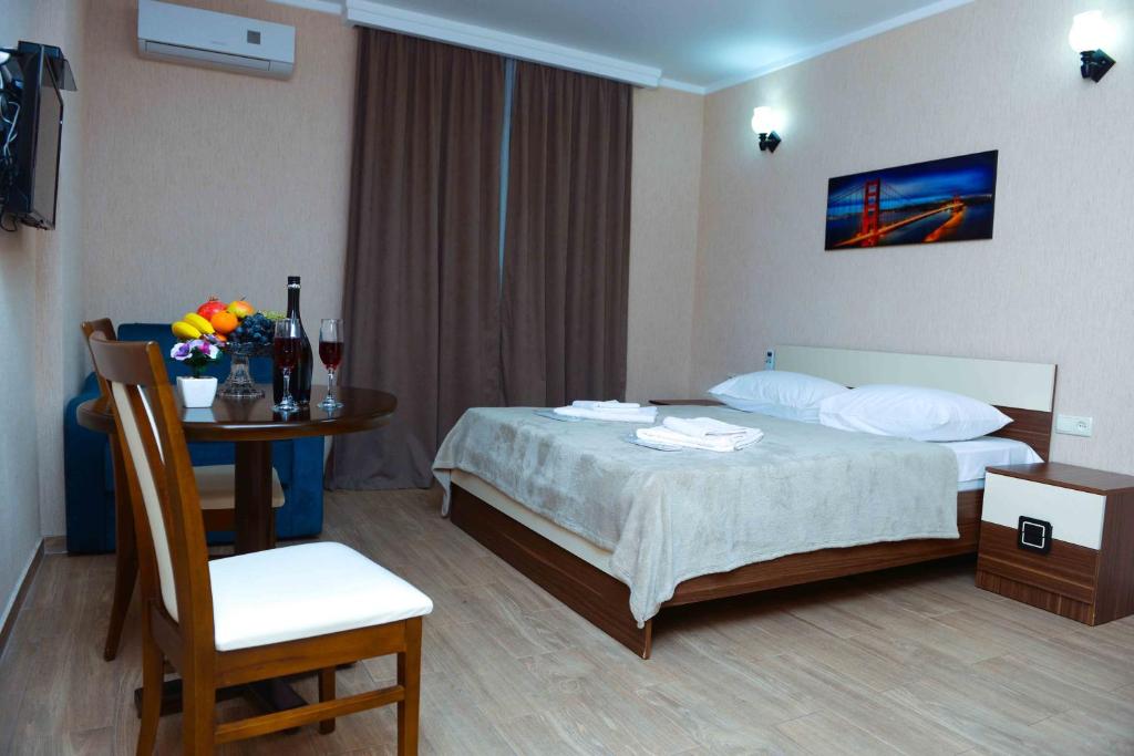 pokój hotelowy z łóżkiem i stołem w obiekcie Orbi Residence w mieście Batumi