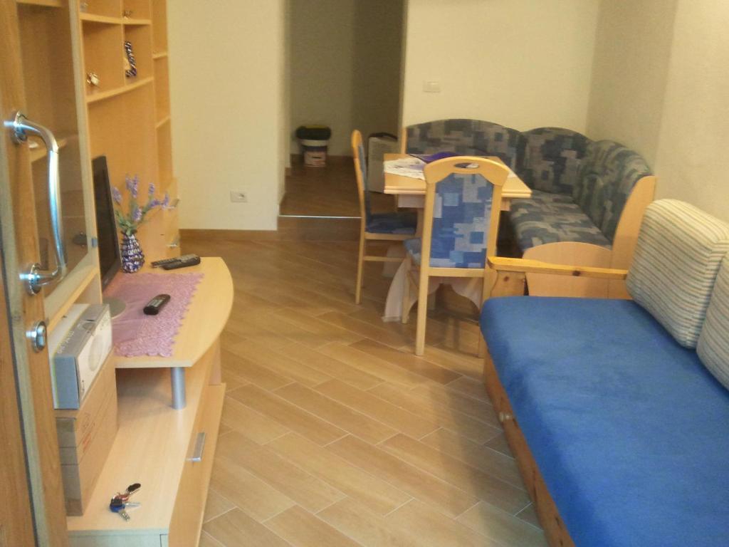 salon z kanapą i stołem w obiekcie Casa Di Girolamo w mieście Predazzo