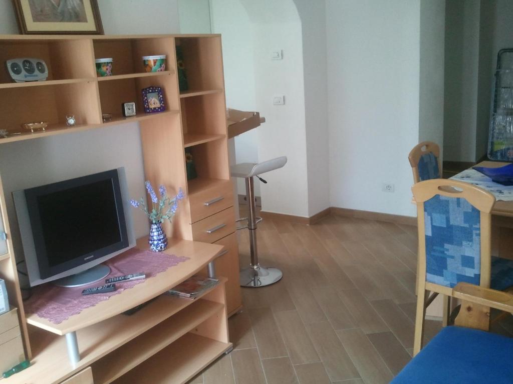 Telewizja i/lub zestaw kina domowego w obiekcie Casa Di Girolamo