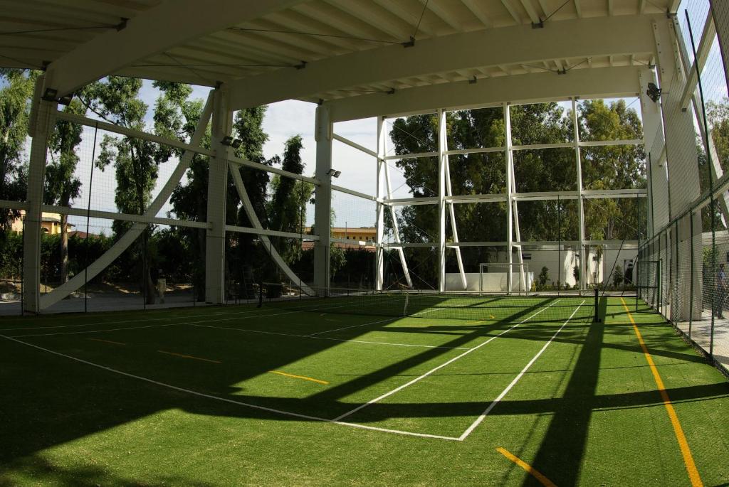 Tenis a/nebo squash v ubytování Sira Resort nebo okolí
