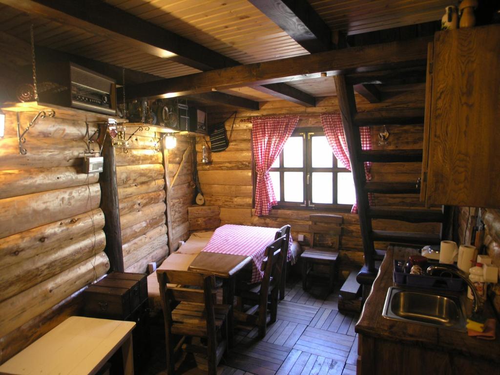 una sala da pranzo in una baita di tronchi con tavolo di Holz Haus Banja Luka a Brda