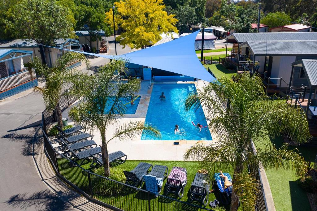 eine Aussicht auf einen Pool in einem Resort in der Unterkunft Barwon River Holiday Park in Geelong