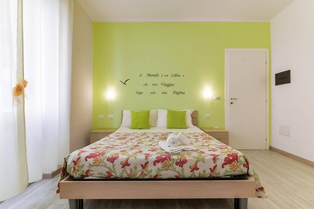 ein Schlafzimmer mit einem Bett mit einem Zitat an der Wand in der Unterkunft Leolù Guesthouse Alghero in Alghero