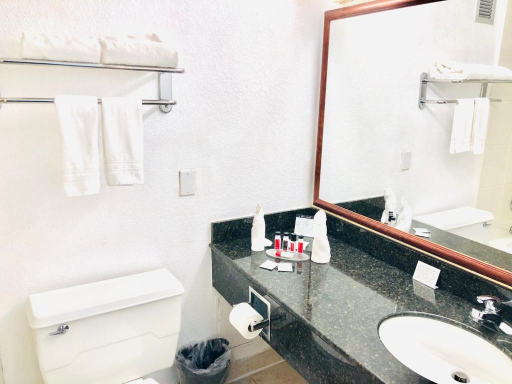 Ramada by Wyndham Birmingham Airport - King Studio Suite- Non-Smoking